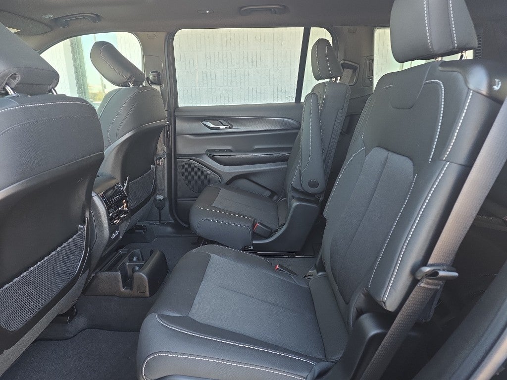 2026 Jeep Grand Cherokee L Laredo / Altitude