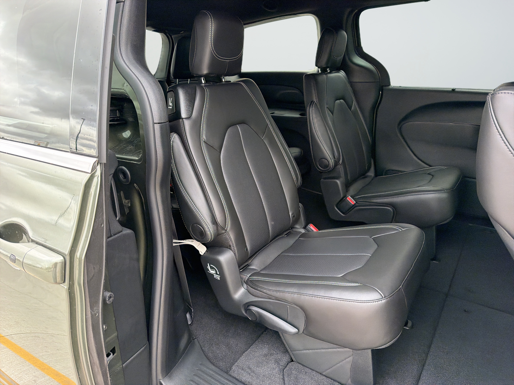 2027 Chrysler Pacifica Select